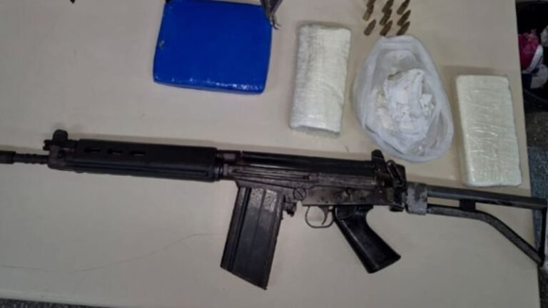 Fuzil e drogas são apreendidos na Estrada da Cetrel